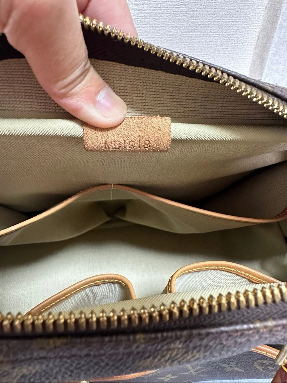Louis Vuitton Deauville Handbag Monogram Canvas  travel bag